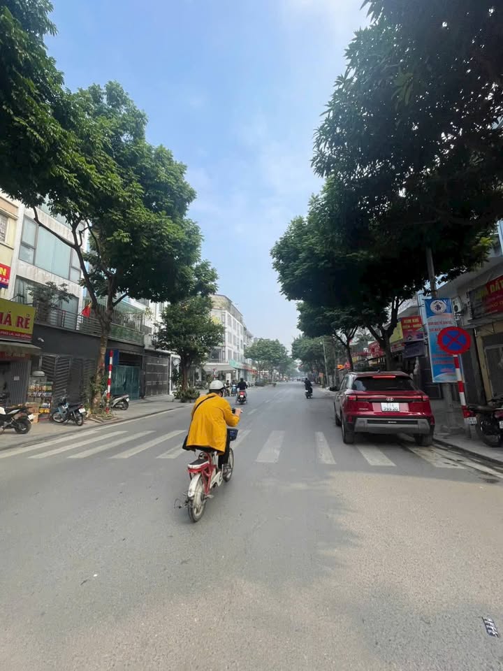 Nhà phố KĐT Văn Phú Hà Đông 77m² giá 25 tỷ - Kinh doanh sầm uất, thương lượng tốt!