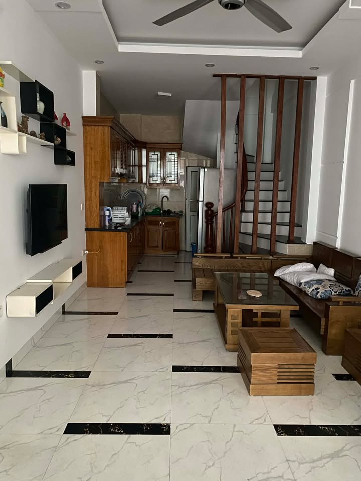 Nhà 5 tầng, 30m² phố Nam Dư giá 6 tỷ - Ô tô đỗ cổng, tiện ích đầy đủ!