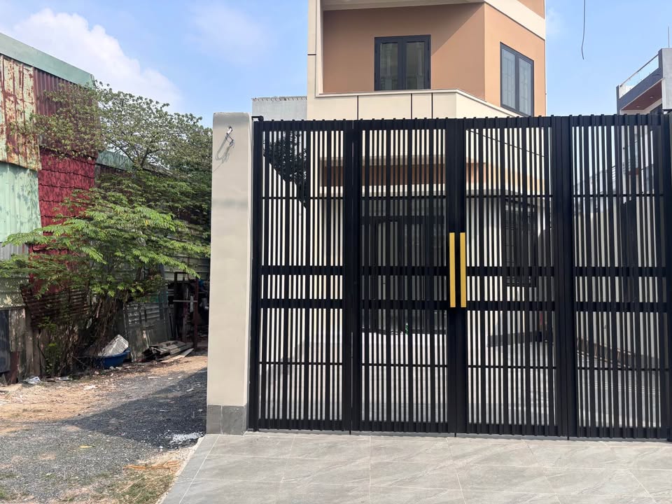 Nhà phố Đường Số 4, Long Trường Q9, 105m² giá 7.6 tỷ - Nhà mặt tiền, xe hơi vào tận nơi!