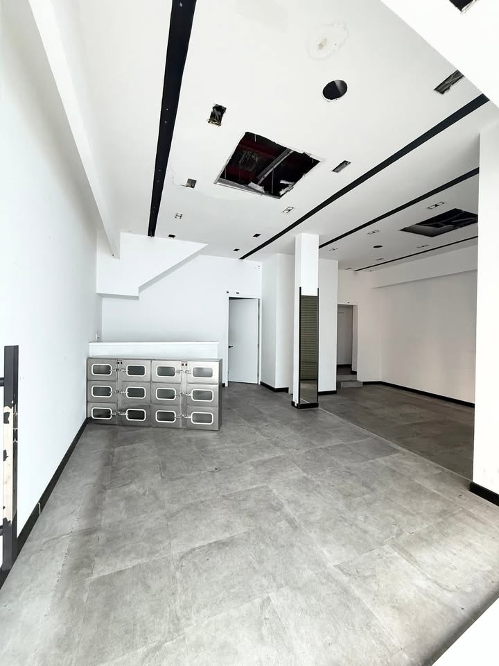 Nhà cho thuê đường Cách Mạng Tháng 8, quận 10, diện tích 80m² - Trống suốt, sẵn sàng vào ở!