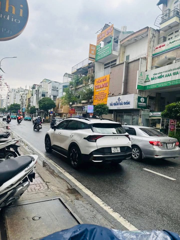 Nhà nguyên căn cho thuê mặt tiền Hồ Văn Huê, quận Phú Nhuận - Vị trí kinh doanh sầm uất!