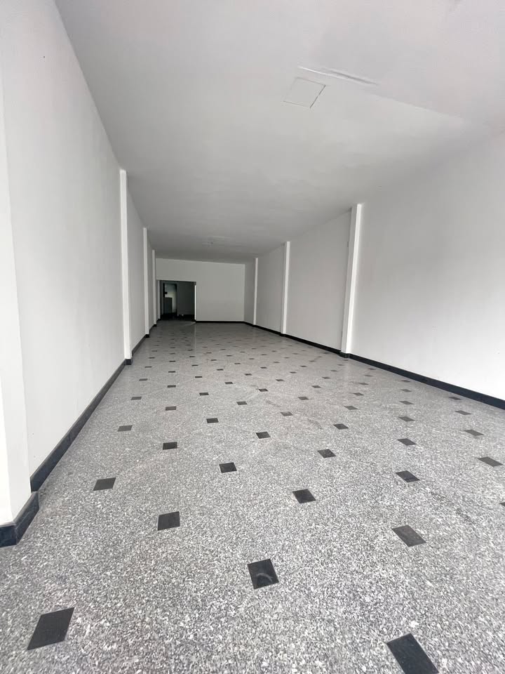 Cho thuê mặt bằng đường Hùng Vương, Hải Châu, Đà Nẵng 150m² giá 40 triệu - Vị trí đắc địa cho kinh doanh!