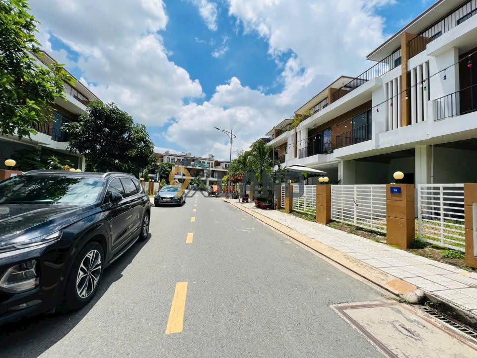 Bán nhà 3 tầng Khu Thăng Long Home Hưng Phú 172m² giá 17.2 tỷ - Nội thất full vào ở ngay!