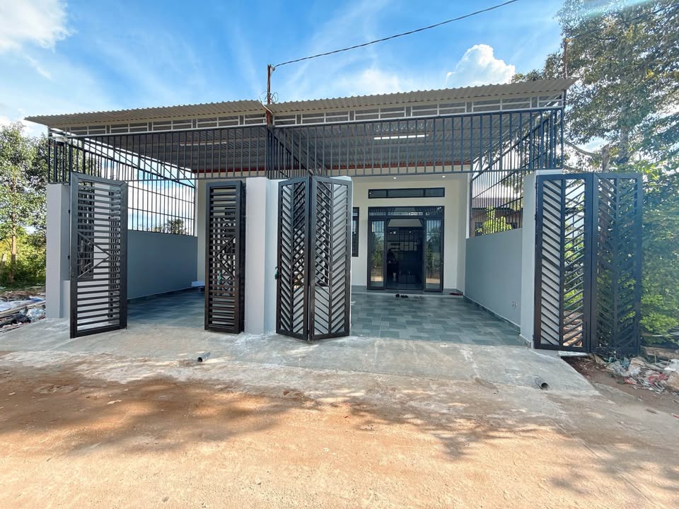 Nhà phố Tôn Đức Thắng, Pleiku 94m² giá 1.3 tỷ - Hẻm ô tô thông, sẵn sàng vào ở!