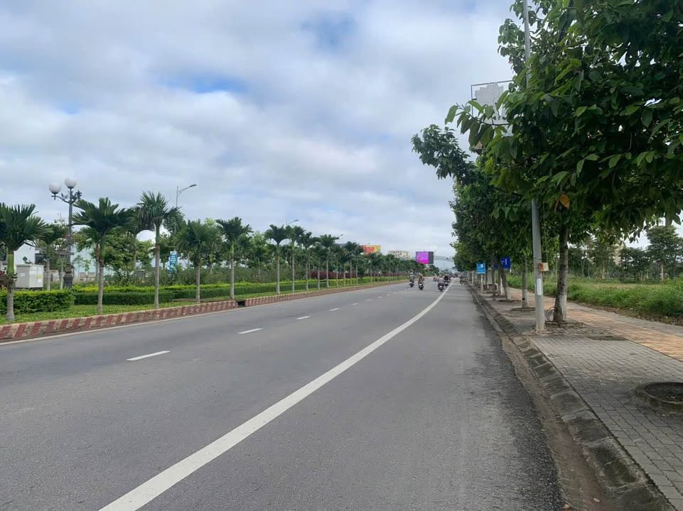 Bán đất mặt tiền đường Phạm Văn Đồng, Kon Tum 166.4m² - Vị trí đẹp, thuận tiện sinh sống!