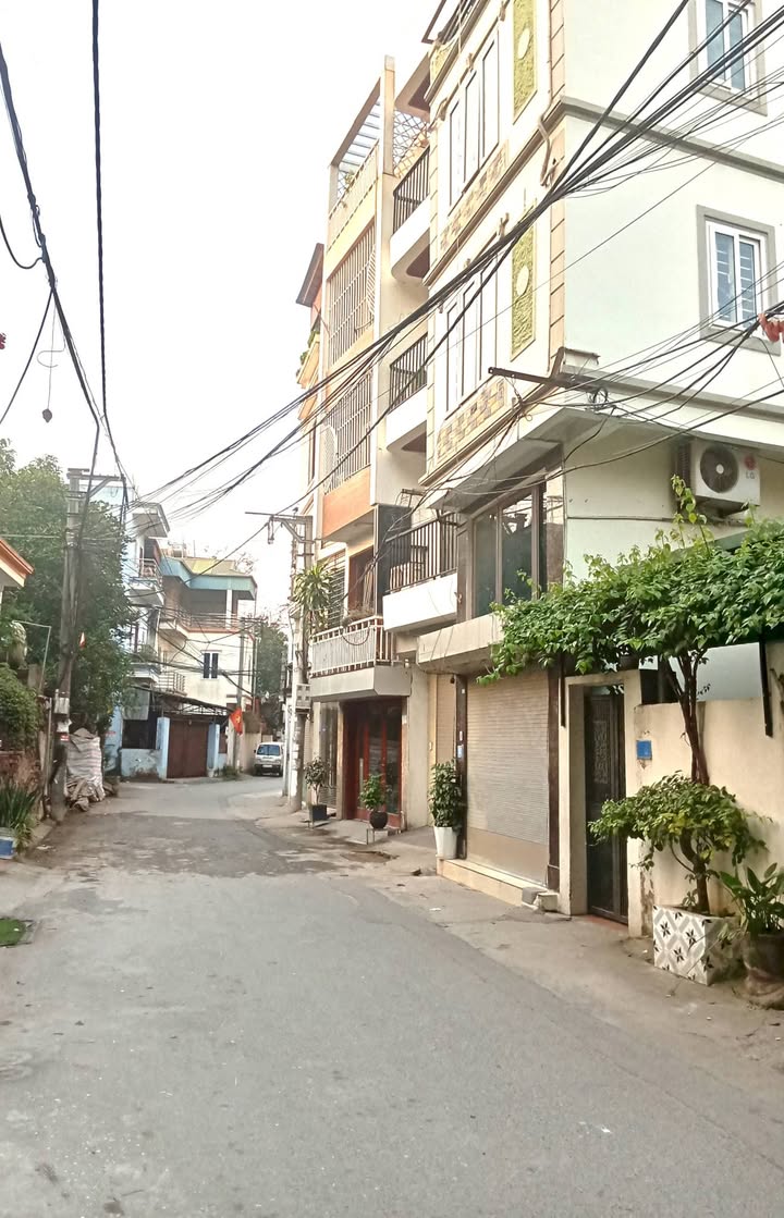 Nhà riêng Thạch Bàn Long Biên 70m² giá 11.2 tỷ - Ô tô đỗ cửa, dân trí cao!