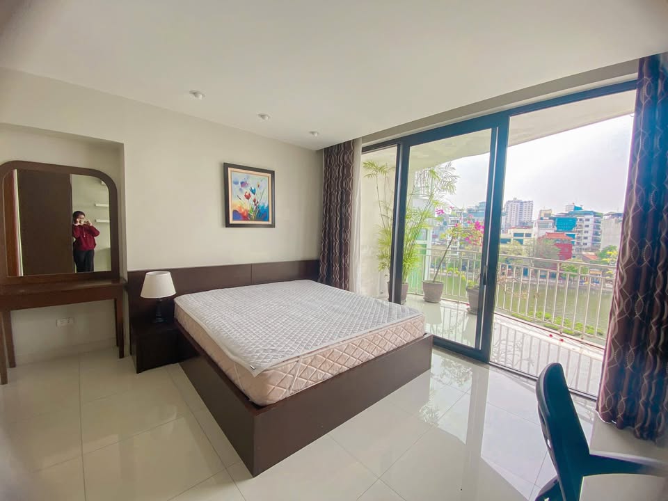 Căn hộ 1 phòng ngủ view hồ tại Trúc Bạch 40m² giá 12 triệu - Sẵn sàng vào ở!