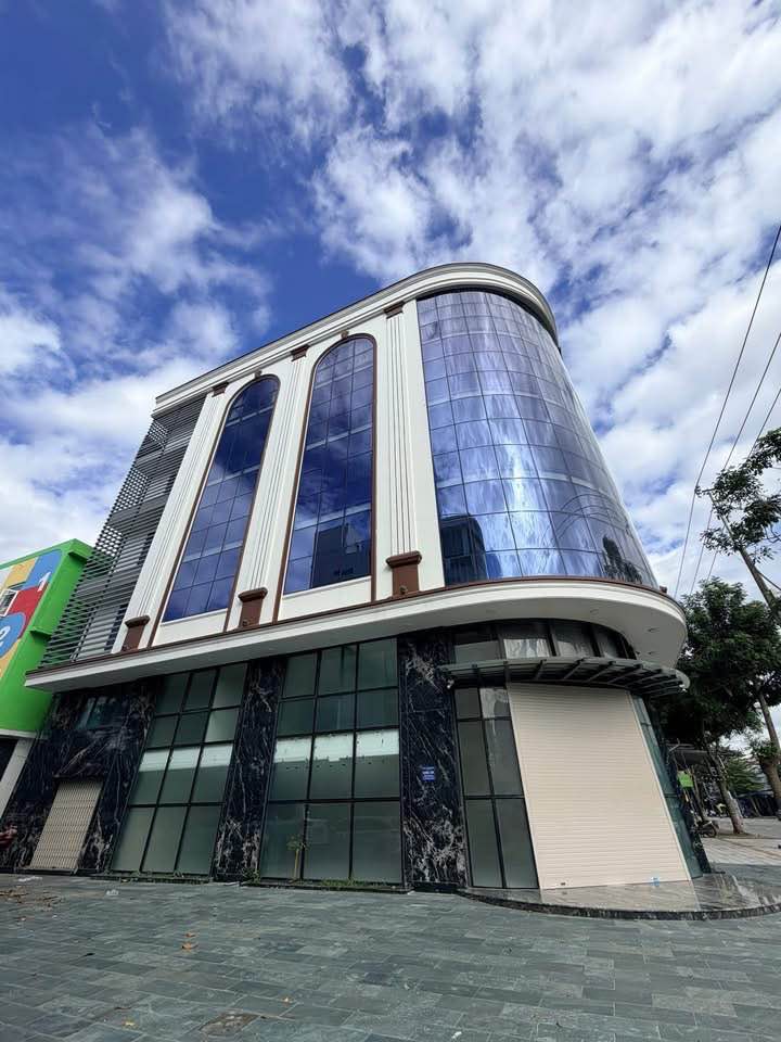 Cho thuê toà nhà 6 tầng mặt tiền đường Phạm Hùng, Cẩm Lệ - 120 triệu/tháng