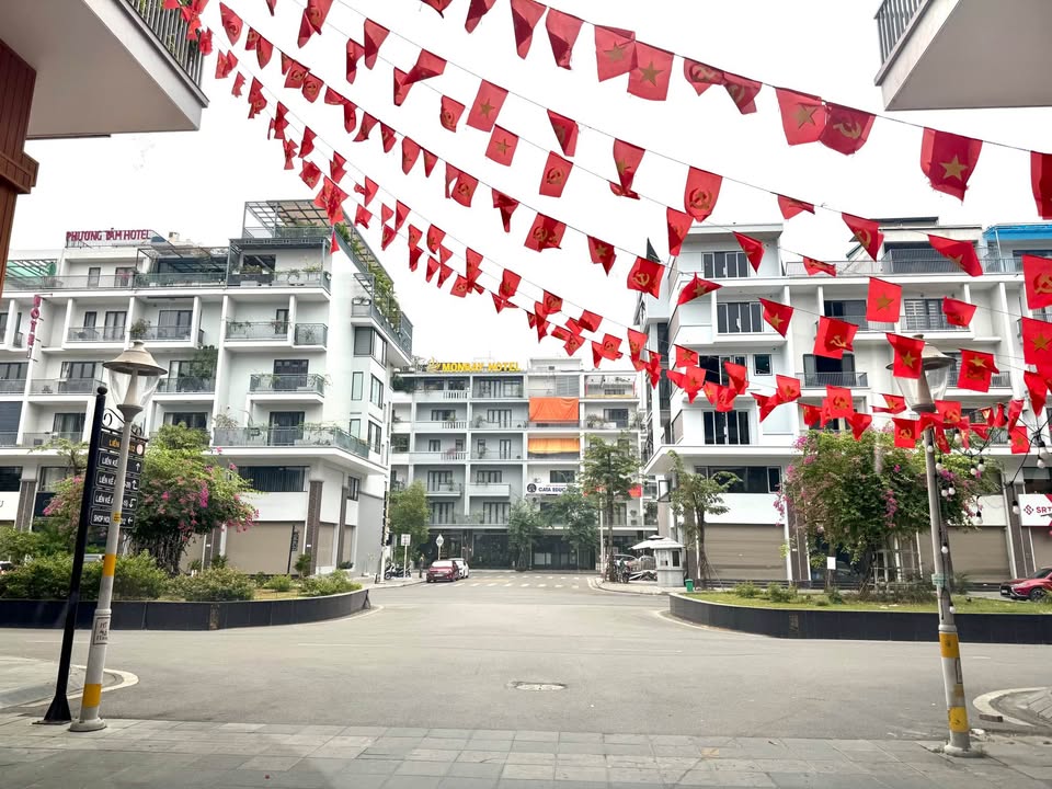 Townhouse Monbay Hạ Long 90m² giá 23.5 tỷ - Nội thất đầy đủ và thang máy