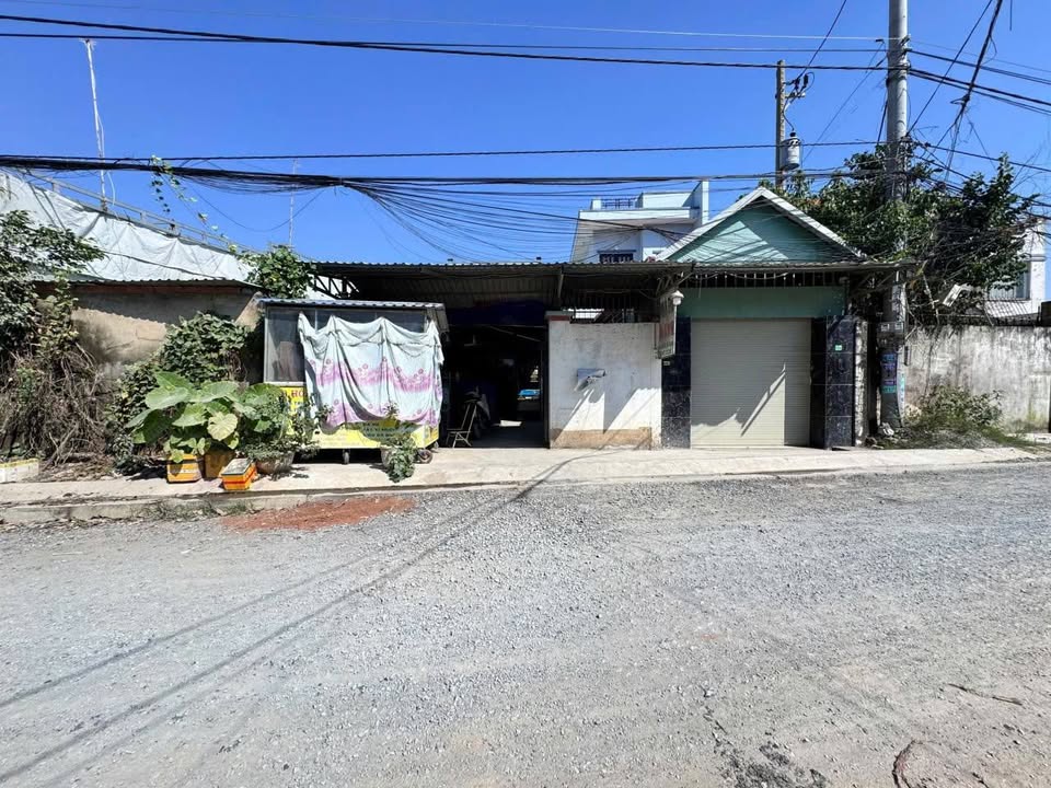 Nhà trọ 17 phòng + nhà lầu mặt tiền đường Óc Eo, Long An - 12 tỷ