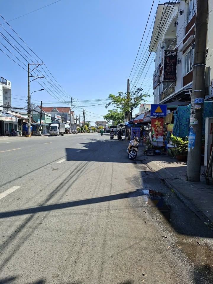 Nhà cấp 4 mặt tiền ĐT852, gần chợ Nàng Hai, 88m² - Kinh doanh thuận lợi!