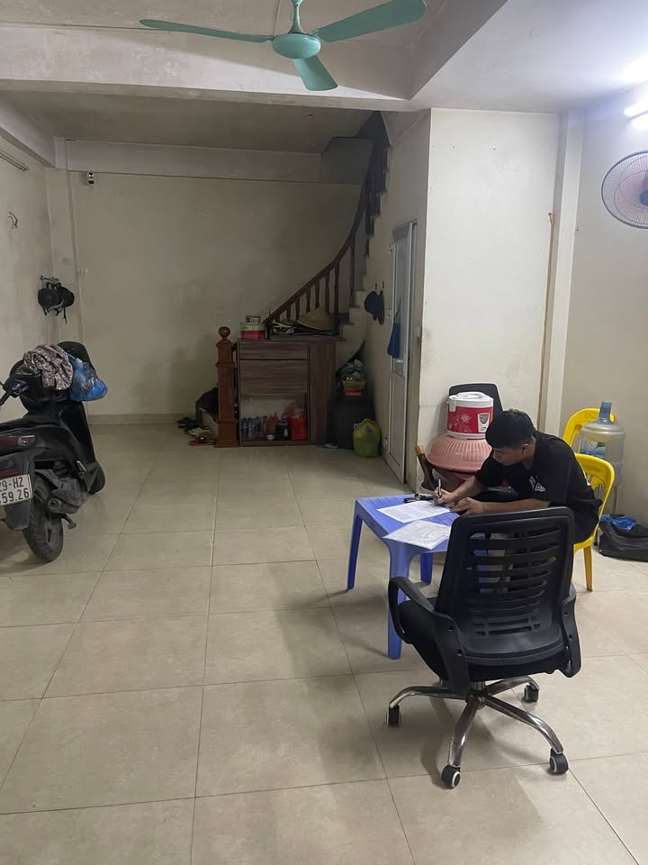 Cho thuê phòng trọ 2 phòng tại Hoàng Quốc Việt, Cầu Giấy chỉ 2.2 triệu - Tiện nghi đầy đủ!