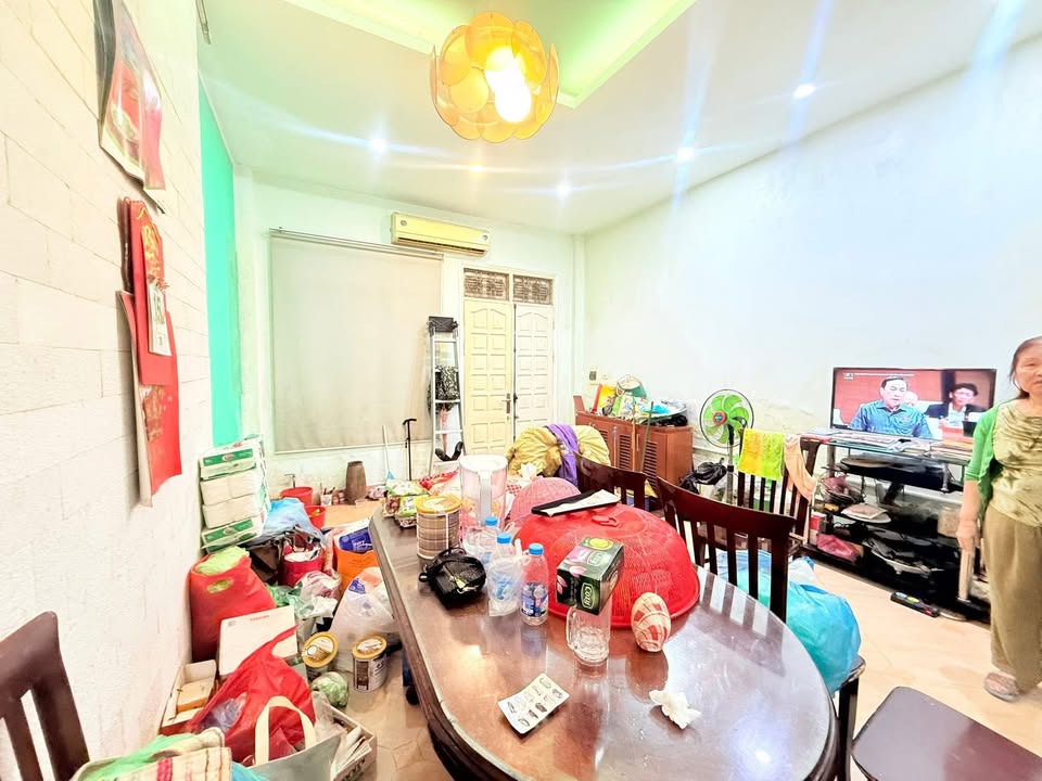 Nhà đẹp 2 mặt thoáng phường Thành Công 38m² giá 10.8 tỷ - Gần trường, chợ tiện lợi!