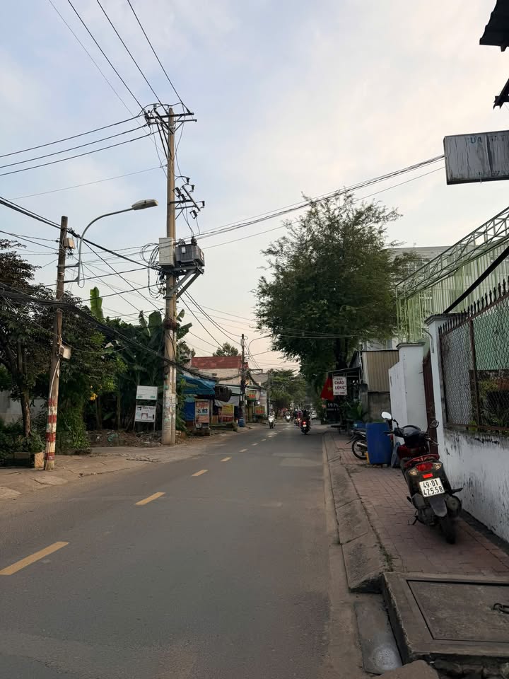 Nhà 3 tầng Long Trường, Q9 95m² giá 7.5 tỷ - Full nội thất, sân vườn thoáng mát!