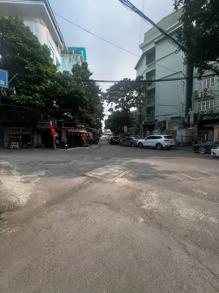 Nhà phân lô Trần Quốc Hoàn 43m² giá 22 tỷ - Vị trí hiếm, ô tô tránh!