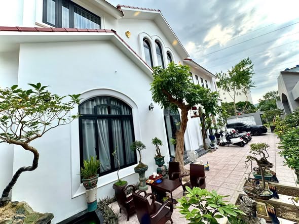 Biệt thự sân vườn Thủ Đức 374m² giá 13.2 tỷ - Mặt tiền hẻm xe tải thông!