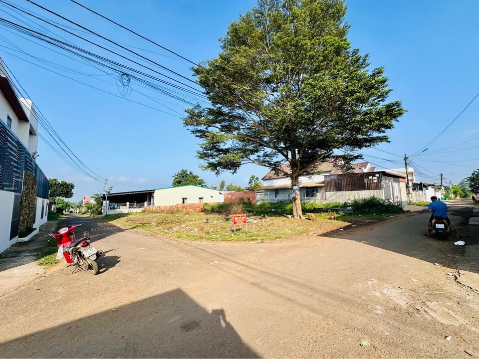 Đất góc 2 mặt tiền hẻm C1 đường Y Wang, phường Ea Kao, 250m² chỉ 3.5 tỷ - Cơ hội đầu tư tuyệt vời!