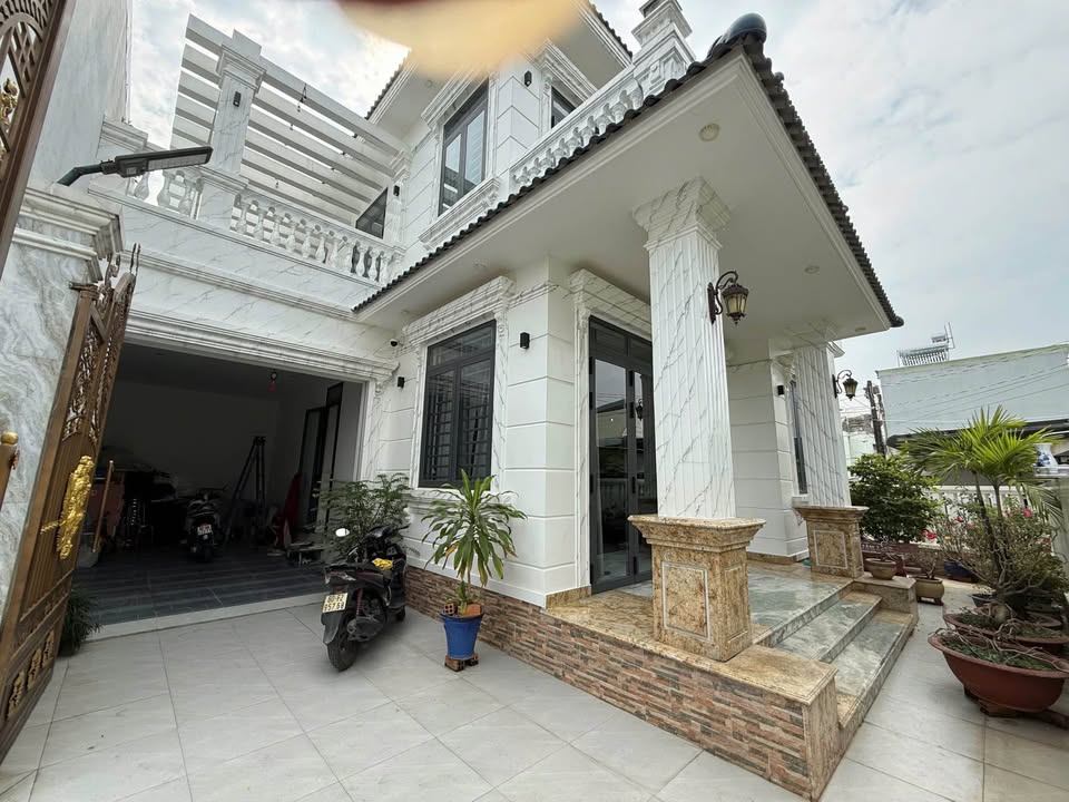 Biệt thự Tân Phong 182m² giá 7.799 tỷ - Góc 3 mặt tiền thoáng mát!