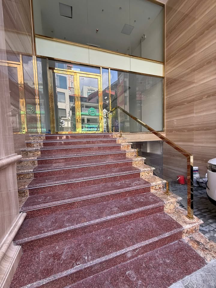 Văn phòng cho thuê 135m² tại Chùa Láng, Đống Đa - Thiết kế hiện đại, nội thất cao cấp!