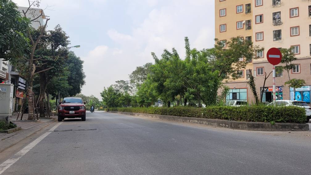 Lô đất Giang Biên 100m² giá thỏa thuận - Đường rộng ô tô tránh!