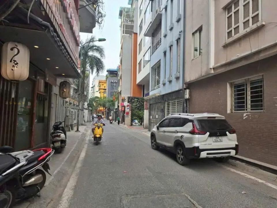 Nhà phố Linh Lang, Ba Đình 50m² giá 21 tỷ - Kinh doanh sầm uất, ô tô tránh!