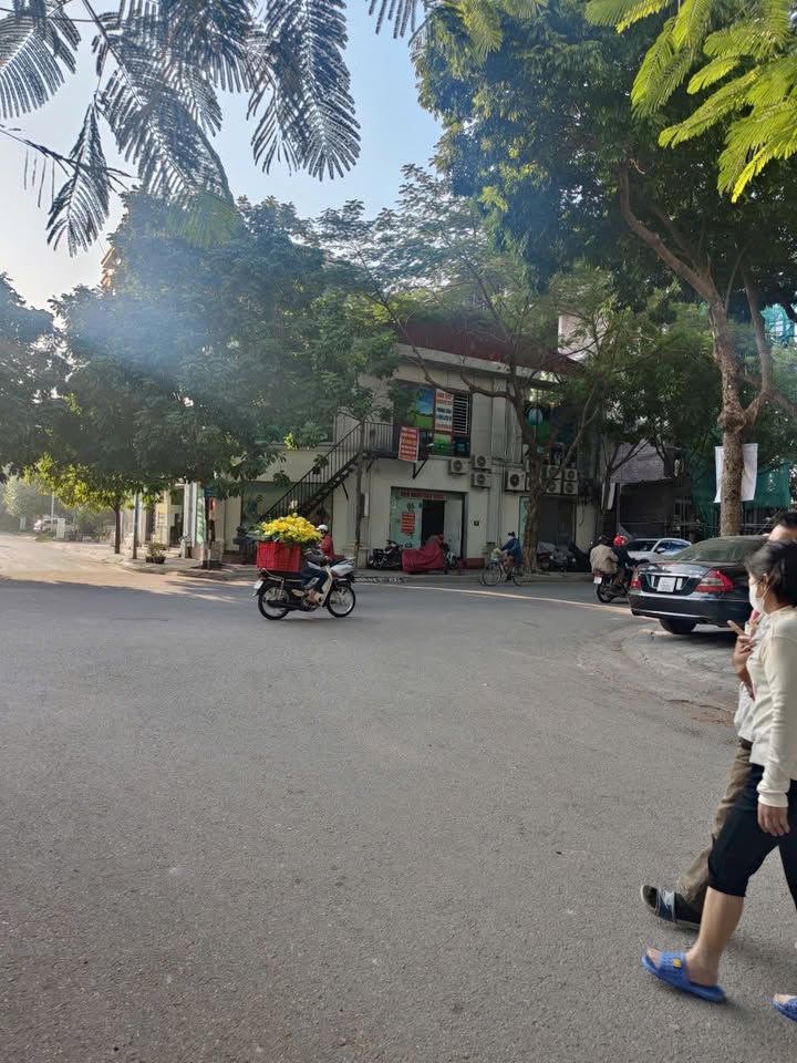 Đất dịch vụ Bà Triệu Vĩnh Yên 100m² giá 5 tỷ - Sổ đỏ chính chủ, thương lượng trực tiếp!