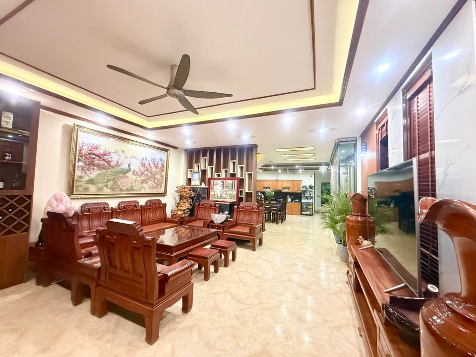 Nhà 3 tầng đẹp tại Phường Phan Đình Phùng 252m² giá 12 tỷ - Nội thất sang trọng, chỉ việc vào ở!