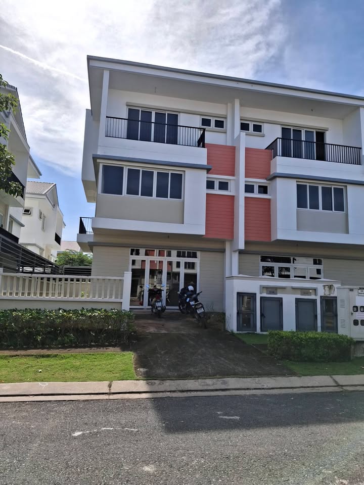 Townhouse Ecolakes Bến Cát 180m² giá 4.2 tỷ - Căn góc, an ninh tuyệt đối!