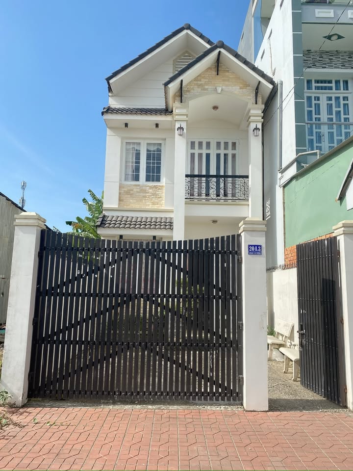 Nhà mặt tiền Phạm Văn Đồng, Long Xuyên 90m² giá 4 tỷ - Đường lớn ô tô vào tận nơi!