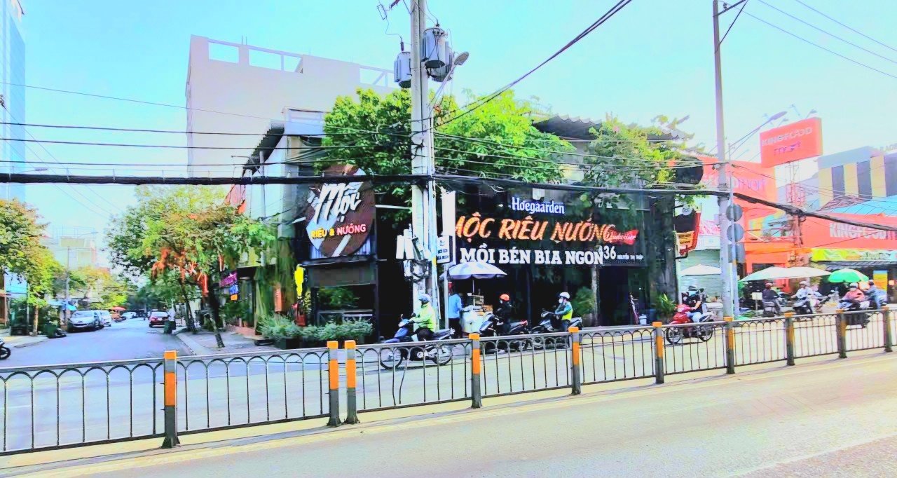 Cho thuê FrontHouse Nguyễn Thị Thập Q7 555m² giá 300 triệu - Vị trí đắc địa, sân rộng thoải mái!