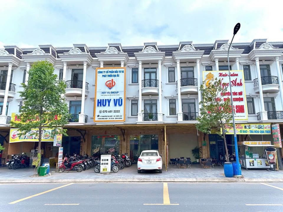 Nhà phố mặt tiền kinh doanh đường Nguyễn Thị Khắp Dĩ An 80m² - Thiết kế hiện đại, hướng Đông Bắc!