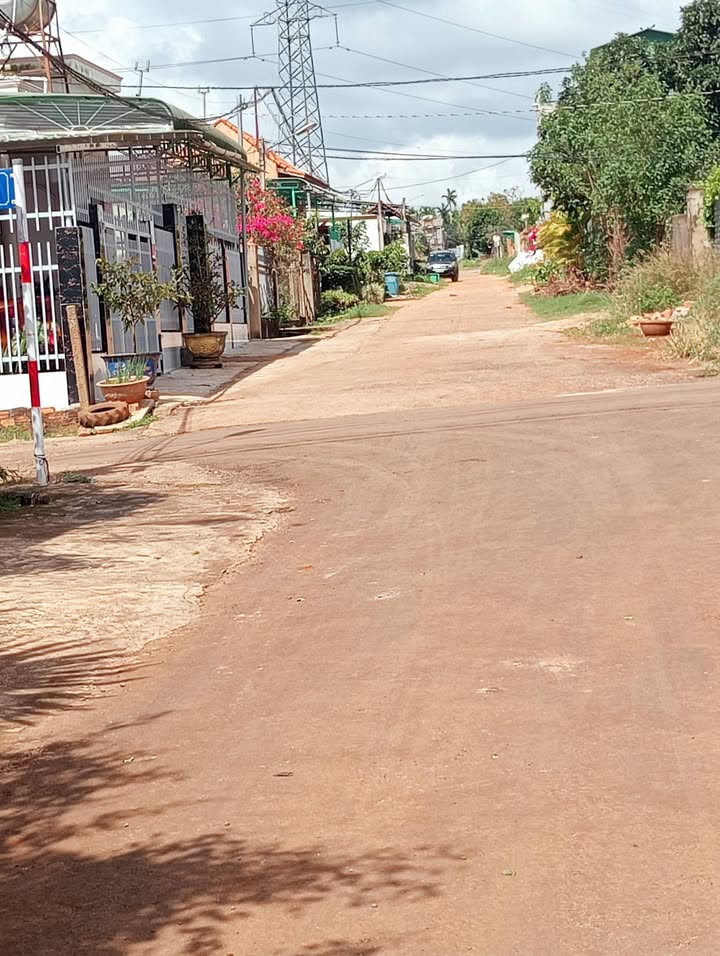 Đất nền Pơng Drang 100m² giá 2 tỷ - Sổ đỏ chính chủ, ngay chợ mới!