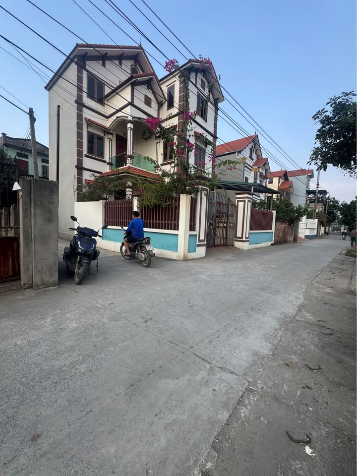 Nhà 3 tầng Lạc Đạo 125m² giá thỏa thuận - Lô góc 3 mặt thoáng, ô tô tránh!