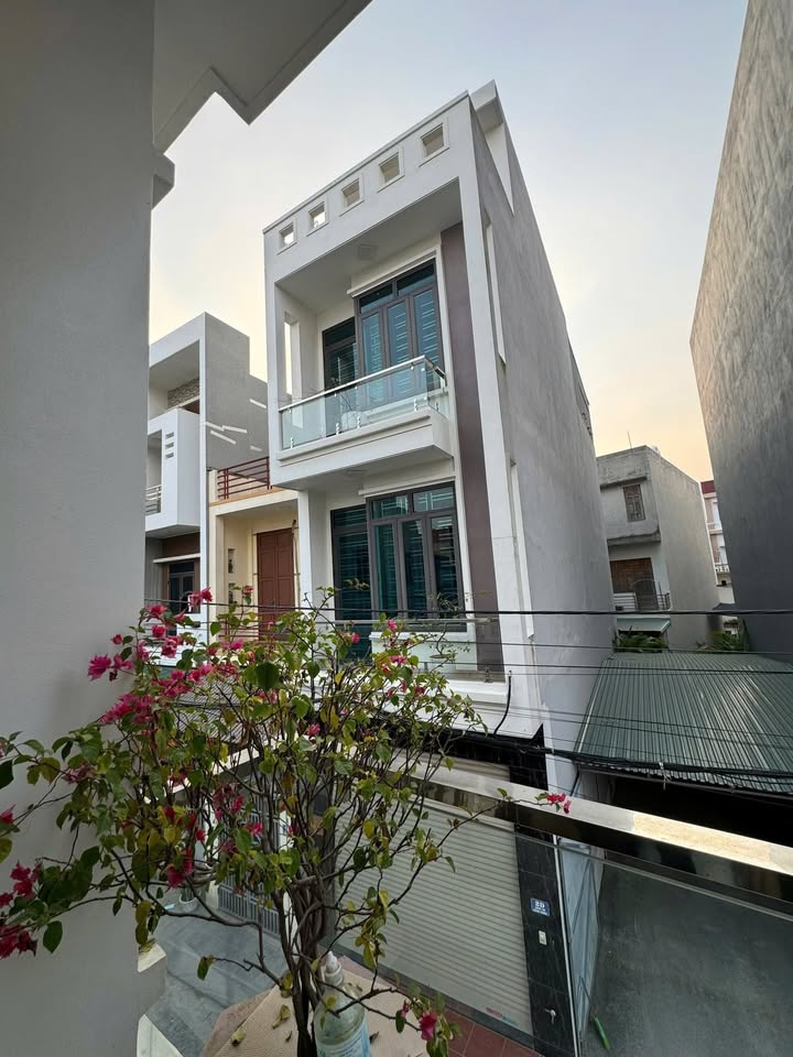 Nhà 3 tầng tại Phường Hải Tân, 57.3m² giá 3.39 tỷ - Ô tô đỗ cửa, ở ngay!