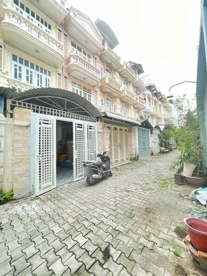 Nhà 3 tầng đường Lý Phục Man 60.8m² giá 7.5 tỷ - Khu dân trí cao, tiện ích đầy đủ!