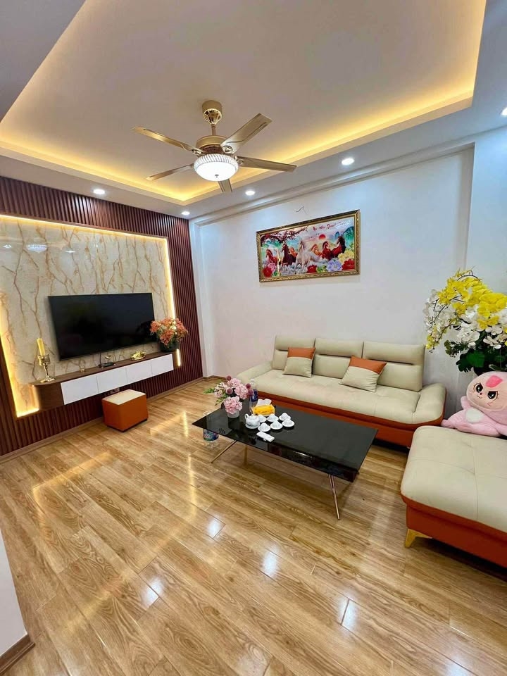 Bán nhà tập thể E5 2PN tầng 2 đường Nguyễn Quý Đức, Thanh Xuân 70m² - Ô tô đỗ chân cầu thang!