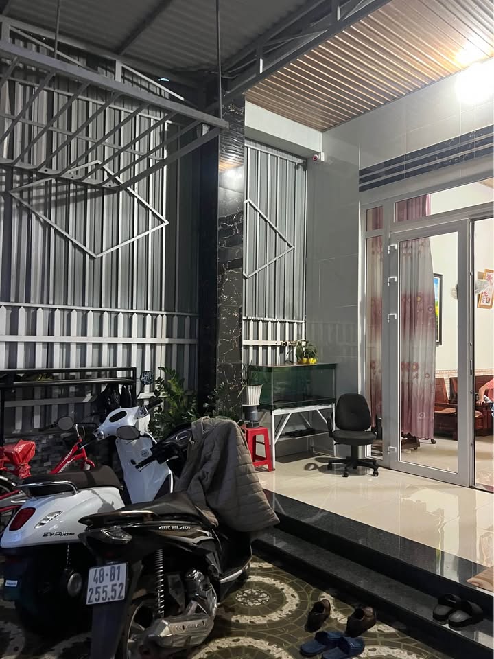 Nhà phố Đắk Nia, Gia Nghĩa 150m² giá 3 tỷ - Hướng Tây, vị trí đắc địa!