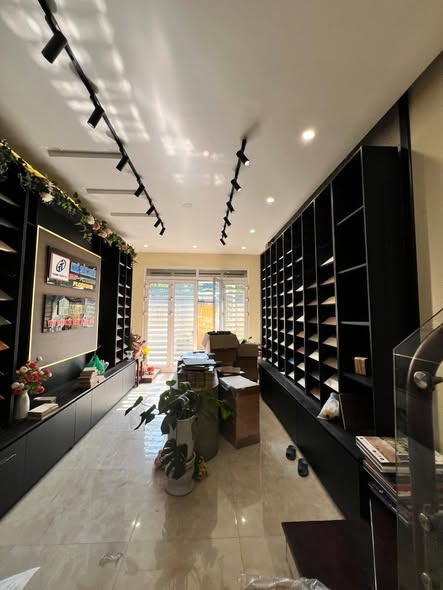 Nhà phân lô ô tô Nguyễn Chí Thanh 52m² giá 21.8 tỷ - Kinh doanh tốt, sổ đẹp!