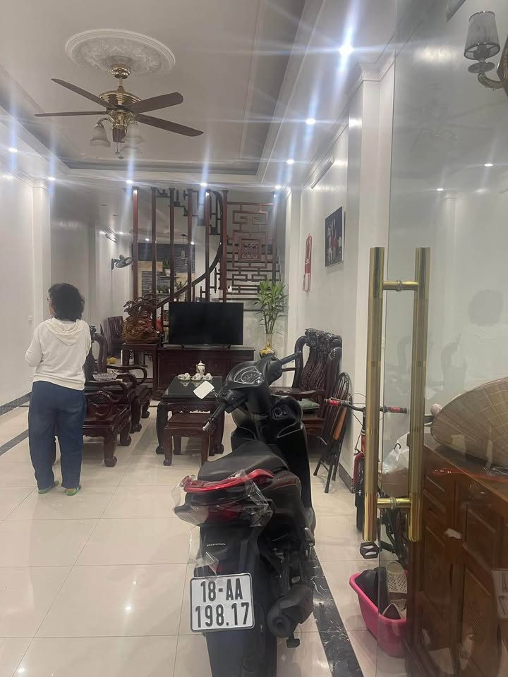 Nhà 3 tầng mặt đường Nguyễn Khánh Toàn 64m² giá 5.1 tỷ - Chính chủ cần bán gấp!