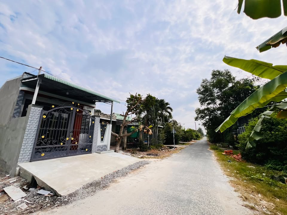 Bán nhà cấp 4 tại phường Long Hoa 90m² giá 1.05 tỷ - Mặt tiền đường nhựa rộng rãi!