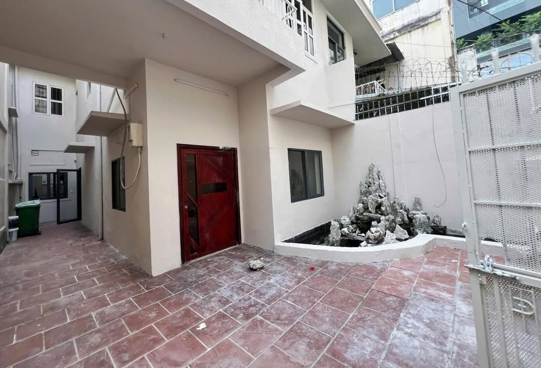 Nhà nguyên căn cho thuê đường Nguyễn Trãi, quận 1, 350m² - Vị trí kinh doanh sầm uất!