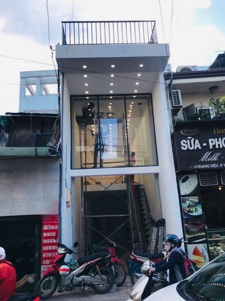 Nhà nguyên căn mặt tiền Trần Quang Diệu, Q.3 - Kinh doanh đa ngành, giá 20 triệu/tháng!