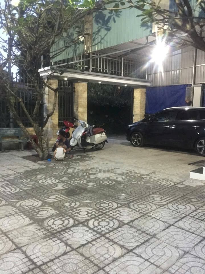 Nhà vườn Dĩ An 400m² giá 10.6 tỷ - Gần chợ và trường học!