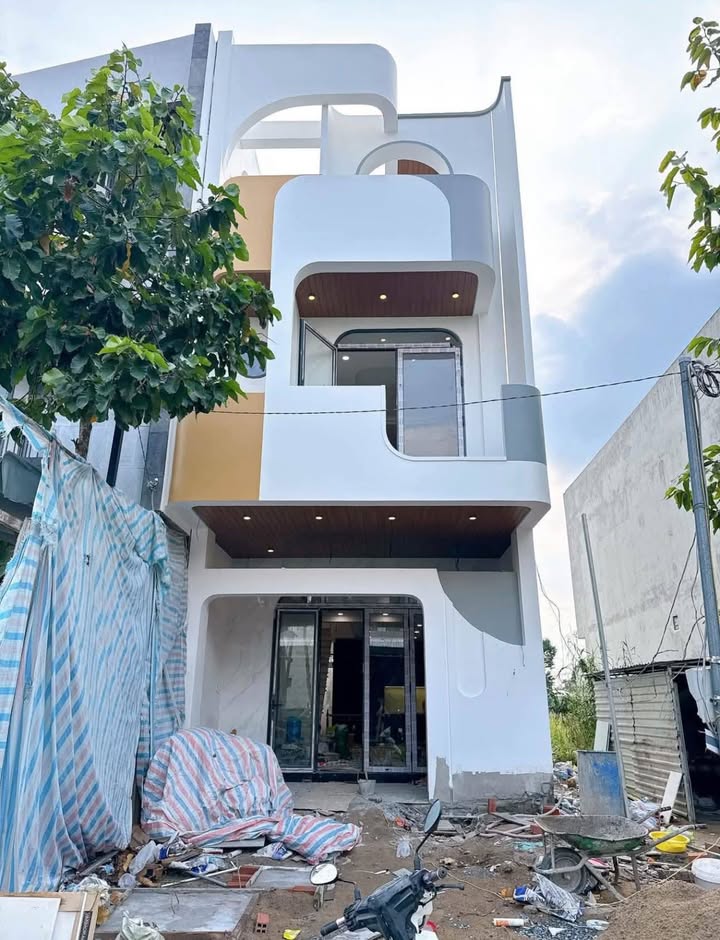 Nhà trệt 2 lầu Cái Răng 85m² giá 5.85 tỷ - Sân đậu xe máy riêng