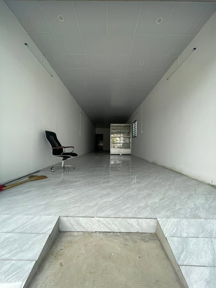 Mặt tiền Hoàng Quốc Việt 100m² giá 12 triệu - Thích hợp mở văn phòng, Nails, Spa!