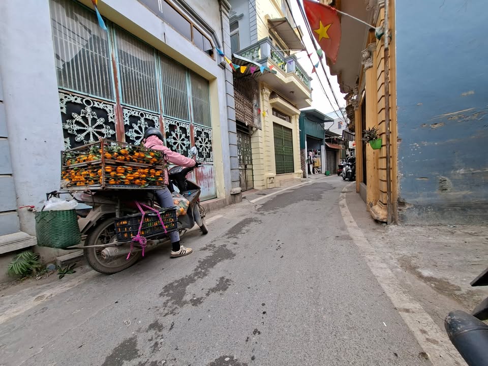 Nhà đẹp Đức Giang 41m² giá 3.69 tỷ - Sổ đỏ chính chủ, gần chợ và trường học!