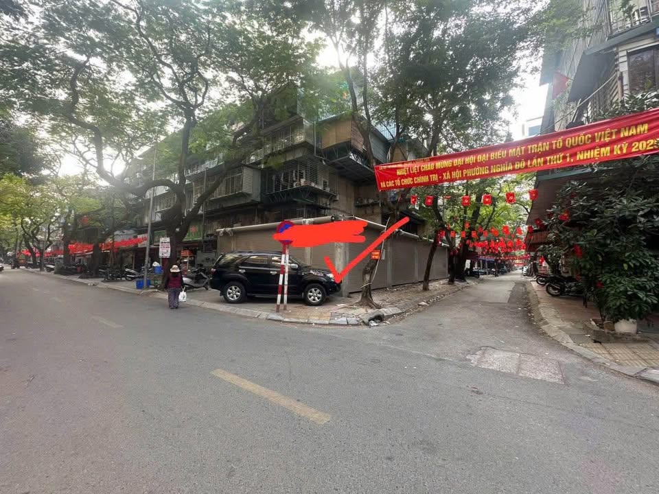 Mặt bằng cho thuê Cầu Giấy 200m² giá 75 triệu - Hai mặt tiền thu hút tầm nhìn!