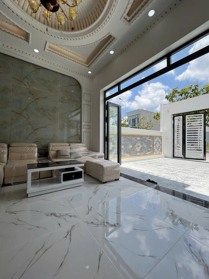 Nhà 1 Trệt 1 Lầu Sân Xe Hơi 81m² tại Phường Uyên Hưng, 2.4 Tỷ - Sổ Hồng Hoàn Công