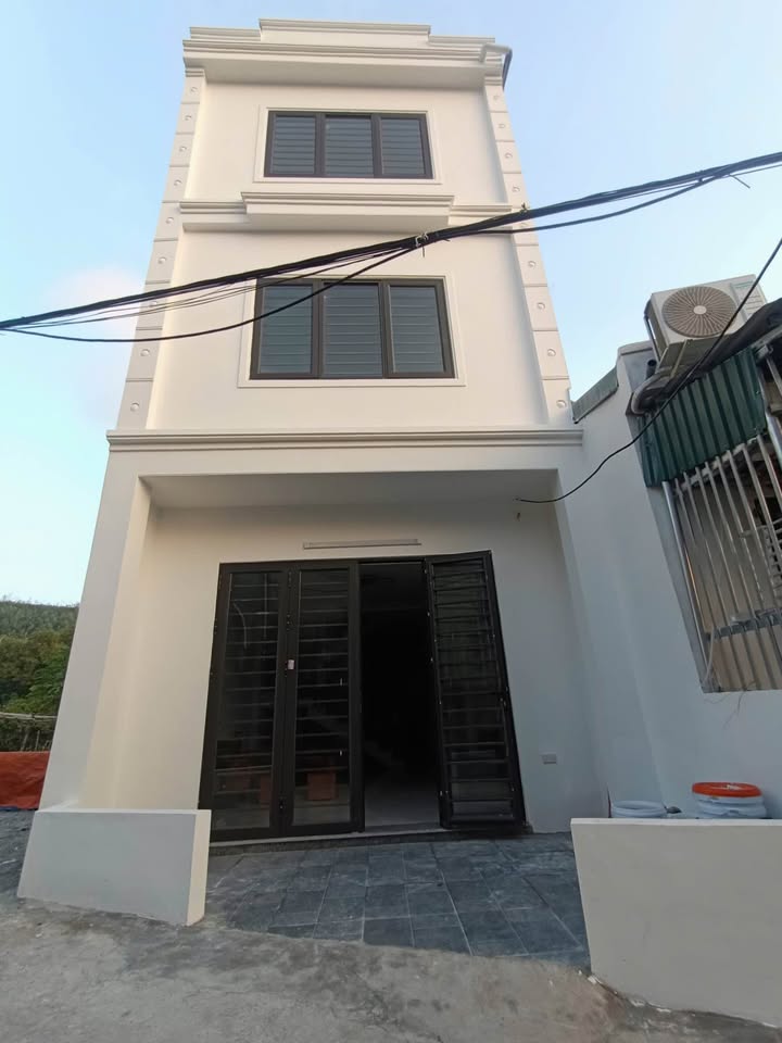 Nhà bán 3 tầng tại Cẩm Thịnh, Quảng Ninh - Giá chỉ 1.55 tỷ, sẵn sàng vào ở!