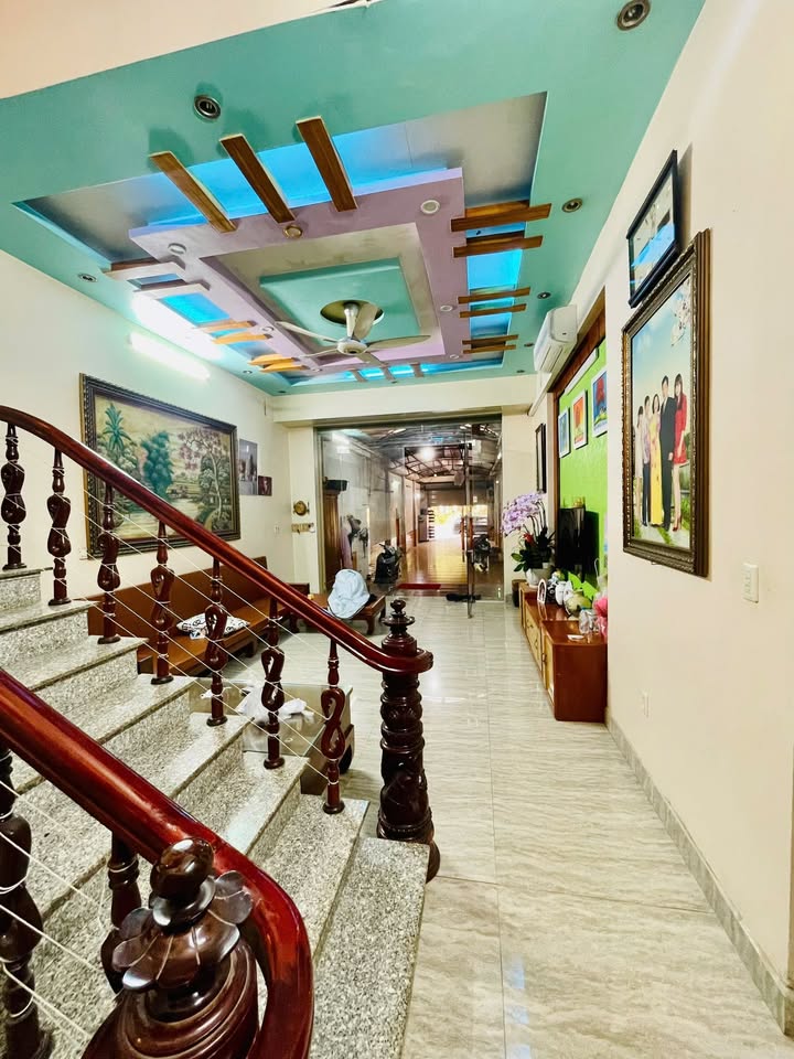 Nhà 3 tầng mặt đường nhựa Quán Toan 126m² giá 6 tỷ - Tiềm năng cao cho kinh doanh!